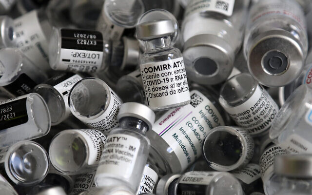 Des flacons vides du vaccin Pfizer-BioNTech contre la COVID-19 dans une
boîte pendant une campagne de vaccination à Ebersberg, près de Munich, en Allemagne, le 15 mai 2021. (Crédit : AP Photo/Matthias Schrader) Des flacons vides du vaccin Pfizer-BioNTech contre la COVID-19 dans une
boîte pendant une campagne de vaccination à Ebersberg, près de Munich, en Allemagne, le 15 mai 2021. (Crédit : AP Photo/Matthias Schrader)