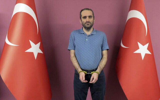 Selahattin Gulen, un neveu du religieux musulman Fethullah Gulen basé aux États-Unis, se tient entre des drapeaux turcs sur cette photo fournie par les services de renseignement turcs, le lundi 31 mai 2021, à Ankara, en Turquie. (Crédit : Service de renseignement turc via AP) Selahattin Gulen, un neveu du religieux musulman Fethullah Gulen basé aux États-Unis, se tient entre des drapeaux turcs sur cette photo fournie par les services de renseignement turcs, le lundi 31 mai 2021, à Ankara, en Turquie. (Crédit : Service de renseignement turc via AP)