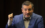 Le sénateur républicain Ted Cruz du Texas pendant une interview avec l'Associated Press à Jérusalem, le 31 mai 2021. (Crédit : AP Photo/Sebastian Scheiner)