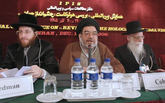 Le dignitaire religieux Ali Akbar Mohtashamipour, au centre, parle lors d'une conférence sur le négationnisme avec le rabbin Moishe Arye Friedman, à gauche, d'Autriche, et le rabbin Ahron Cohen, à droite, d'Angleterre, à Téhéran, en Iran, le 11 décembre 2006. (Crédit : AP/Vahid Salemi) Le dignitaire religieux Ali Akbar Mohtashamipour, au centre, parle lors d'une conférence sur le négationnisme avec le rabbin Moishe Arye Friedman, à gauche, d'Autriche, et le rabbin Ahron Cohen, à droite, d'Angleterre, à Téhéran, en Iran, le 11 décembre 2006. (Crédit : AP/Vahid Salemi)