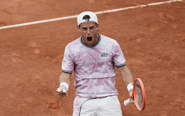 L'Argentin Diego Schwartzman après avoir battu l'Allemand Jan-Lennard Struff lors de leur match du quatrième tour, lors de la 9e journée du tournoi de tennis de Roland Garros, à Paris, en France, le 7 juin 2021. (Crédit : AP Photo/Thibault Camus) L'Argentin Diego Schwartzman après avoir battu l'Allemand Jan-Lennard Struff lors de leur match du quatrième tour, lors de la 9e journée du tournoi de tennis de Roland Garros, à Paris, en France, le 7 juin 2021. (Crédit : AP Photo/Thibault Camus)