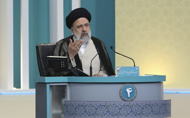 Le candidat à la présidence pour les élections du 18 juin, Ebrahim Raisi, prend la parole lors du dernier débat des candidats, dans un studio de la télévision publique à Téhéran, Iran, samedi 12 juin 2021. (Crédit : Morteza Fakhri Nezhad/ Club des jeunes journalistes, YJC via AP)