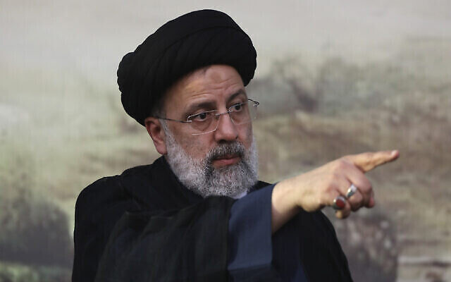 Le candidat à la présidentielle iranienne Ebrahim Raissi, pendant un rassemblement de campagne à Eslamshahr, au sud-ouest de Téhéran, en Iran, le 6 juin 2021. (Crédit : Vahid Salemi/AP) Le candidat à la présidentielle iranienne Ebrahim Raissi, pendant un rassemblement de campagne à Eslamshahr, au sud-ouest de Téhéran, en Iran, le 6 juin 2021. (Crédit : Vahid Salemi/AP)