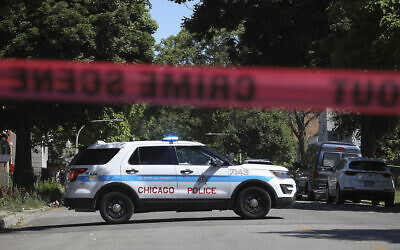 Photo d'illustration : La police dans une rue de Chicago sur les lieux d'une fusillade mortelle dans le South Side de la ville, le 15 juin 2021. (Crédit : AP Photo/Teresa Crawford)