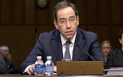 Illustration : Tom Nides témoignant devant la Commission des Affaires étrangères du Sénat, au Capitole de Washington, le 20 décembre 2012. (Crédit : AP Photo/J. Scott Applewhite/Dossier)