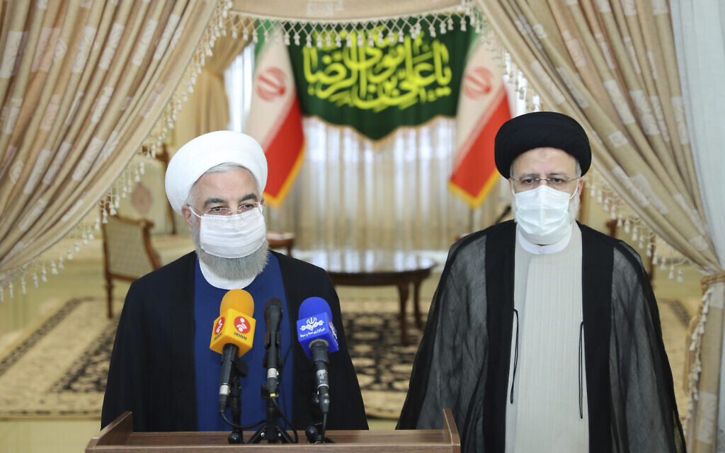 Le président Hassan Rouhani, à gauche, s'exprime devant les médias après sa réunion avec le président élu Ebrahim Raissi, à droite, à Téhéran, en Iran, le 19 juin 2021. (Crédit : Site officiel du bureau de la présidence iranienne via l'AP) Le président Hassan Rouhani, à gauche, s'exprime devant les médias après sa réunion avec le président élu Ebrahim Raissi, à droite, à Téhéran, en Iran, le 19 juin 2021. (Crédit : Site officiel du bureau de la présidence iranienne via l'AP)