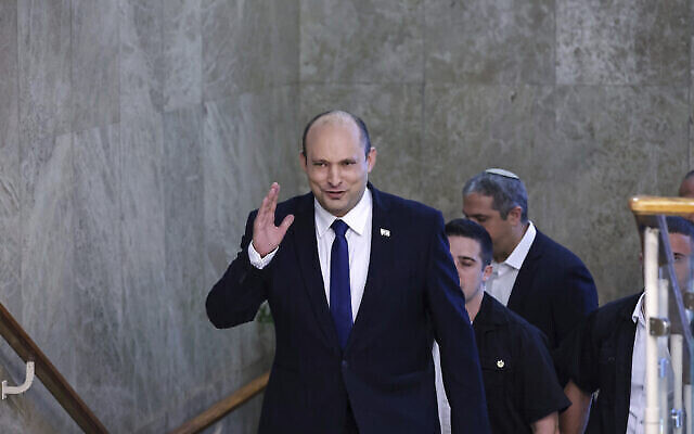 Le Premier ministre Naftali Bennett arrive à la première réunion de cabinet du nouveau gouvernement au bureau du Premier ministre à Jérusalem, le 20 juin 2021. (Crédit : Emmanuel Dunand/Pool Photo via AP)