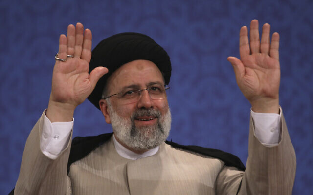 Le nouveau président iranien Ebrahim Raissi salue les journalistes à la fin d'une conférence de presse à Téhéran, le 21 juin 2021. (Crédit : Vahid Salemi/AP) Le nouveau président iranien Ebrahim Raissi salue les journalistes à la fin d'une conférence de presse à Téhéran, le 21 juin 2021. (Crédit : Vahid Salemi/AP)