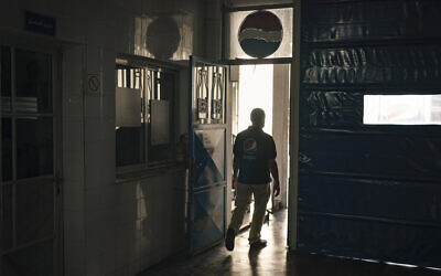 Un employé palestinien marche dans l'usine d'embouteillage Pepsi dans la ville de Gaza, le 21 juin 2021. (Crédit : AP Photo/Felipe Dana)