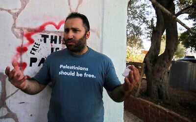 Le militant palestinien Issa Amro s'exprime après sa libération de détention, dans la ville d'Hébron, en Cisjordanie, le 10 septembre 2017. (Crédit : AP Photo/Nasser Shiyoukhi, File)
