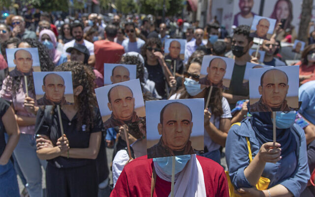 Des manifestants en colère portent des photos de Nizar Banat, un critique virulent de l'Autorité palestinienne, et scandent des slogans contre l'Autorité palestinienne lors d'un rassemblement pour protester contre sa mort, dans la ville de Ramallah, en Cisjordanie, le 24 juin 2021. (Crédit : AP Photo/Nasser Nasser) Des manifestants en colère portent des photos de Nizar Banat, un critique virulent de l'Autorité palestinienne, et scandent des slogans contre l'Autorité palestinienne lors d'un rassemblement pour protester contre sa mort, dans la ville de Ramallah, en Cisjordanie, le 24 juin 2021. (Crédit : AP Photo/Nasser Nasser)
