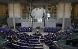 La chancelière allemande Angela Merkel prononce un discours lors d'une séance plénière au Bundestag à Berlin, en Allemagne, le 24 juin 2021. (Crédit : AP Photo/Markus Schreiber)