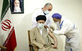 Le Guide suprême, l'Ayatollah Ali Khamenei, reçoit une injection du vaccin Coviran Barekat COVID-19 à Téhéran, en Iran, le 25 juin 2021. (Crédit : Bureau du Guide suprême iranien via AP)