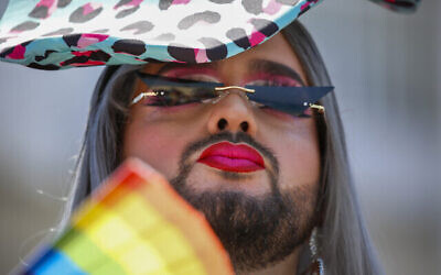 Un participant de la Gay Pride de Tel Aviv, le 25 juin 2021. (Crédit : AP Photo/Ariel Schalit)