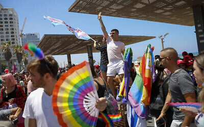 La Gay Pride de Tel Aviv, le 25 juin 2021. (Crédit : AP Photo/Ariel Schalit)