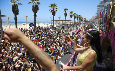 La Gay Pride de Tel Aviv, le 25 juin 2021. (Crédit : AP Photo/Ariel Schalit)