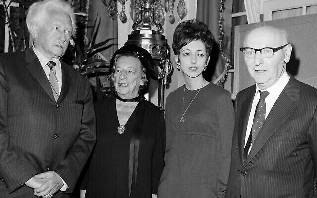 Illustration : Les lauréats des National Book Awards posant ensemble au Philharmonic Hall du Lincoln Center à New York, le 4 mars 1970. Les lauréats, et leurs catégories, sont : Erik H. Erikson, Philosophie et Religion ; Lillian Hellman, Arts et Lettres ; Joyce Carol Oates, Fiction ; et Isaac Bashevis Singer, Livres pour enfants. (Crédit : AP)