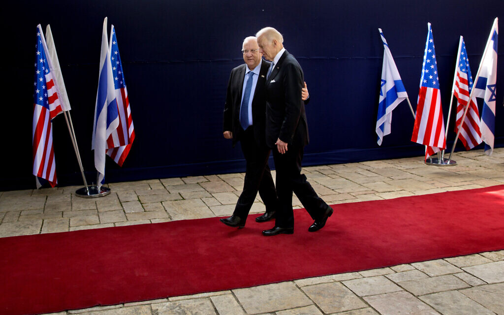Le vice-président américain Joe Biden, à droite, à côté du président israélien Reuven Rivlin pendant leur rencontre à la résidence du président de Jérusalem, le 9 mars 2016. (Crédit : AP Photo/Sebastian Scheiner) Le vice-président américain Joe Biden, à droite, à côté du président israélien Reuven Rivlin pendant leur rencontre à la résidence du président de Jérusalem, le 9 mars 2016. (Crédit : AP Photo/Sebastian Scheiner)