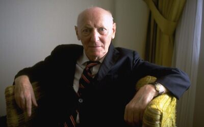L'auteur lauréat du prix Nobel Isaac Bashevis Singer, dans son appartement de Miami Beach, le 10 octobre 1978. (Crédit : AP Photo/Kathy Willens)
