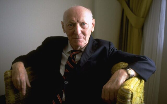 L'auteur lauréat du prix Nobel Isaac Bashevis Singer, dans son appartement de Miami Beach, le 10 octobre 1978. (Crédit : AP Photo/Kathy Willens)