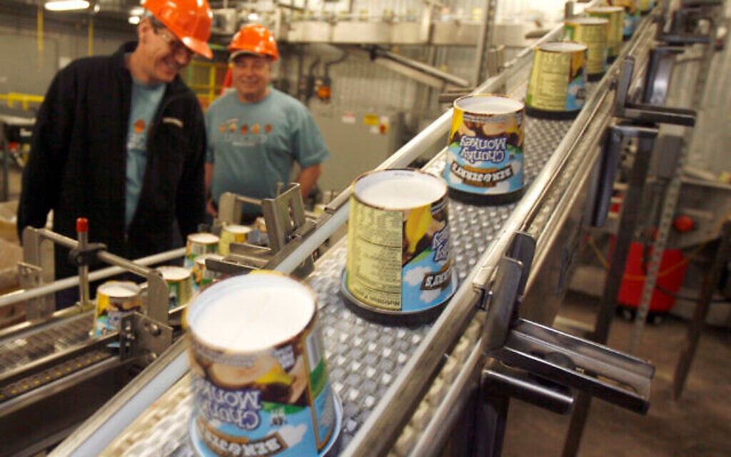 Pots de glaces sur la chaîne de production chez Ben & Jerry's Homemade Ice Cream à Waterbury, Vermont, le 23 mars 2010. (AP Photo / Toby Talbot) Pots de glaces sur la chaîne de production chez Ben & Jerry's Homemade Ice Cream à Waterbury, Vermont, le 23 mars 2010. (AP Photo / Toby Talbot)