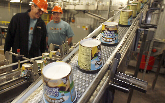 Pots de glaces sur la chaîne de production chez Ben & Jerry's Homemade Ice Cream à Waterbury, Vermont, le 23 mars 2010. (AP Photo / Toby Talbot)