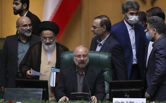 Mohammad Bagher Qalibaf prend la parole après avoir été élu président du parlement, à Téhéran, en Iran, le 28 mai 2020. (Crédit : AP Photo/Vahid Salemi, File) Mohammad Bagher Qalibaf prend la parole après avoir été élu président du parlement, à Téhéran, en Iran, le 28 mai 2020. (Crédit : AP Photo/Vahid Salemi, File)