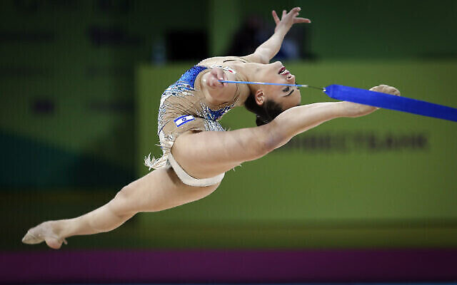 Linoy Ashram d'Israël s'exécute avec le ruban lors des 36e championnats d'Europe de gymnastique rythmique à Kiev, en Ukraine, dimanche 29 novembre 2020. (AP Photo/Efrem Lukatsky)