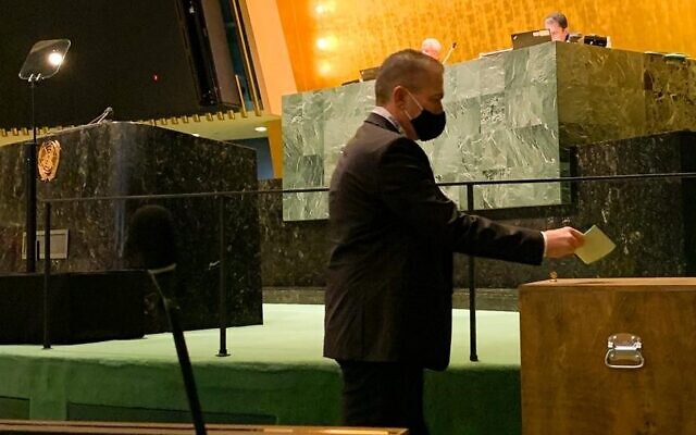 L'ambassadeur israélien à l'ONU Gilad Erdan vote lors de l'élection d'Israël au Conseil économique et social des Nations unies, le 7 juin 2021. (Crédit : Israël à l'ONU) L'ambassadeur israélien à l'ONU Gilad Erdan vote lors de l'élection d'Israël au Conseil économique et social des Nations unies, le 7 juin 2021. (Crédit : Israël à l'ONU)