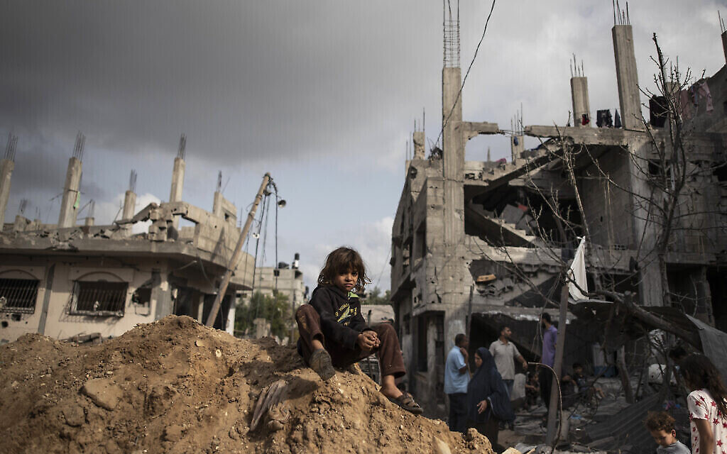 Des Palestiniens inspectent les dégâts causés à leurs maisons après un cessez-le-feu entre les dirigeants du Hamas de Gaza et Israël, à Beit Hanoun, dans le nord de la bande de Gaza, vendredi 21 mai 2021. (AP Photo/Khalil Hamra)