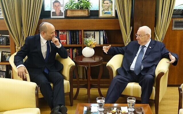 Le Premier ministre Naftali Bennett (à droite) et le président Reuven Rivlin se rencontrent à la Maison du président, le 23 juin 2021. (Crédit : Résidence du Président) Le Premier ministre Naftali Bennett (à droite) et le président Reuven Rivlin se rencontrent à la Maison du président, le 23 juin 2021. (Crédit : Résidence du Président)