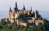 Le château de la famille Hohenzoller en Allemagne,  en 2005. (Crédit : Wikimedia Commons/ CC BY-SA-3.0/ Lukas Riebling)
