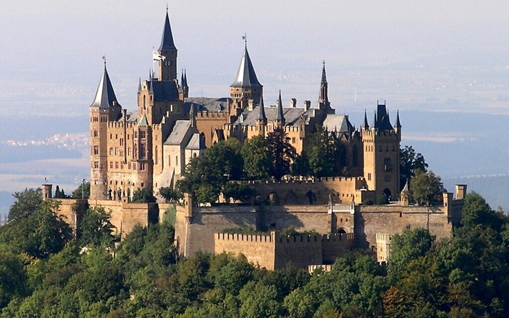 Le château de la famille Hohenzoller en Allemagne,  en 2005. (Crédit : Wikimedia Commons/ CC BY-SA-3.0/ Lukas Riebling)