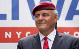 Le candidat républicain à la mairie, Curtis Sliwa, sourit lors d'un événement de campagne, le 21 juin 2021, à New York. (Crédits:AP Photo/Mary Altaffer)