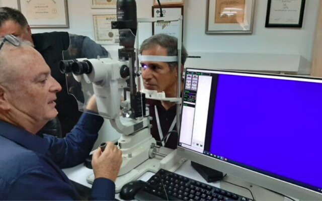 Le professeur Ygal Rotenstreich effectue un test d'imagerie oculaire spectrale sur le touriste spatial israélien Eytan Stibbe. (avec l'aimable autorisation de l'hôpital Sheba)