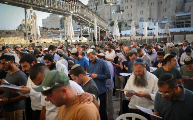 Prière contre la nouvelle coalition au Kotel, le 13 juin 2021 (Crédit : Noam Revkin Fenton/FLASH90)