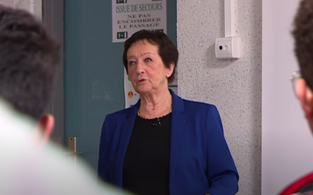 Édith Moskovic devant des collégiens. (Crédit : capture d’écran France 3 Occitanie)