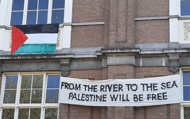 Une bannière pro-palestinienne suspendue à la façade de la De Ateliers arts institution, le 28 mai 2021, à Amsterdam (Crédit: Barry Mehler) Une bannière pro-palestinienne suspendue à la façade de la De Ateliers arts institution, le 28 mai 2021, à Amsterdam (Crédit: Barry Mehler)
