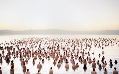 Le photographe Spencer Tunick a fait un cliché de 1 200 personnes nues dans la mer Morte en 2011 pour sensibiliser à la diminution des eaux de ce lac salé ; il reviendra au mois d'octobre 2021 pour une nouvelle installation. (Autorisation :  Spencer Tunick)