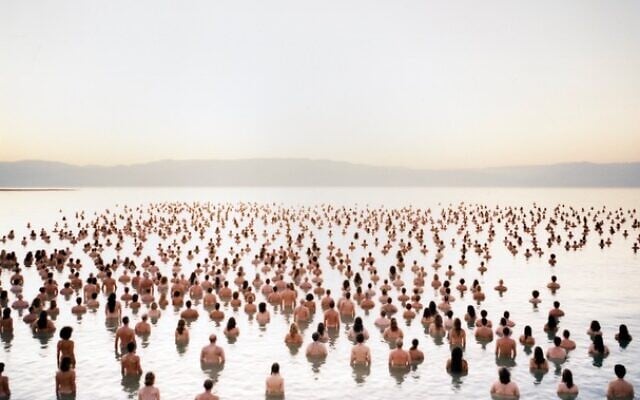 Le photographe Spencer Tunick a fait un cliché de 1 200 personnes nues dans la mer Morte en 2011 pour sensibiliser à la diminution des eaux de ce lac salé ; il reviendra au mois d'octobre 2021 pour une nouvelle installation. (Autorisation : Spencer Tunick) Le photographe Spencer Tunick a fait un cliché de 1 200 personnes nues dans la mer Morte en 2011 pour sensibiliser à la diminution des eaux de ce lac salé ; il reviendra au mois d'octobre 2021 pour une nouvelle installation. (Autorisation : Spencer Tunick)