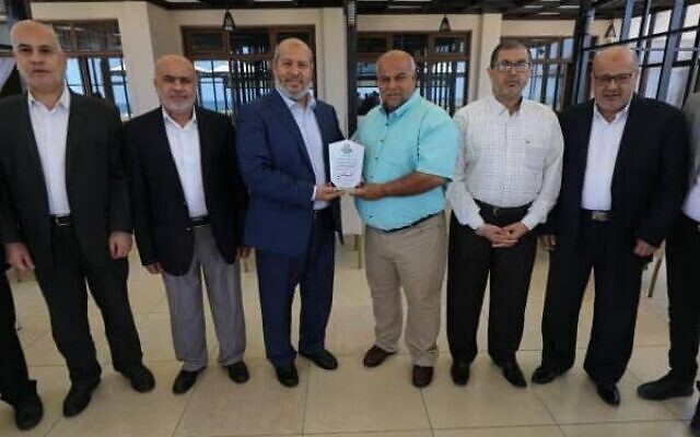 Des responsables du Hamas remettent un certificat à Al Jazeera après ce que le groupe terroriste a décrit comme un "haut niveau de nationalisme" de la part du média dans sa couverture du conflit du mois dernier avec Israël, le 10 juin 2021. (Crédit : via Twitter) Des responsables du Hamas remettent un certificat à Al Jazeera après ce que le groupe terroriste a décrit comme un "haut niveau de nationalisme" de la part du média dans sa couverture du conflit du mois dernier avec Israël, le 10 juin 2021. (Crédit : via Twitter)