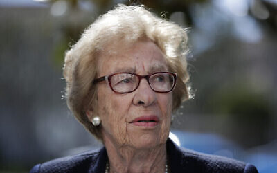 Sur cette photo du 7 mars 2019, Eva Schloss, la demi-sœur d'Anne Frank et survivante de l'Holocauste, assiste à une conférence de presse à Newport Beach, en Californie. (Crédit: AP Photo/Jae C. Hong)