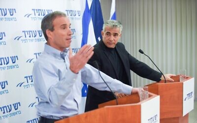 Yair Lapid (à droite) et la nouvelle recrue de Yesh Atid, le député Elazar Stern, lors d'une conférence de presse à Tel Aviv, le 18 janvier 2015. (Crédit : Ben Kelmer/FLASH90)