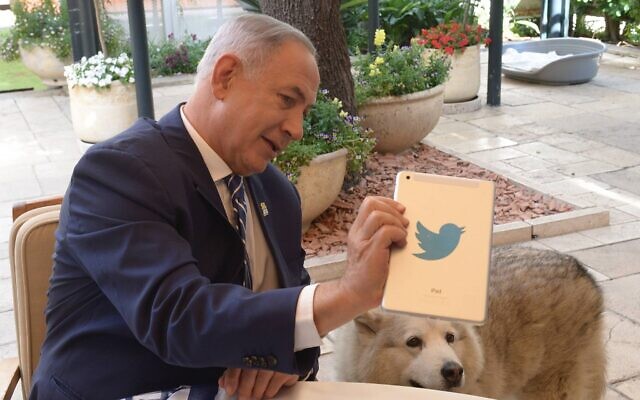 Le Premier ministre de l'époque, Benjamin Netanyahu, répond aux questions sur un Twitter Live depuis la résidence officielle de Jérusalem, le 12 mai 2016. (Crédit : Amos Ben Gershom/GPO) Le Premier ministre de l'époque, Benjamin Netanyahu, répond aux questions sur un Twitter Live depuis la résidence officielle de Jérusalem, le 12 mai 2016. (Crédit : Amos Ben Gershom/GPO)