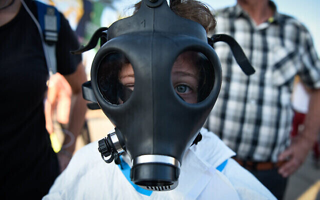 Des activistes participent à une manifestation appelant à la fermeture des raffineries de pétrole dans la baie de Haïfa, dans le nord d'Israël, le 24 juin 2019. (Crédit: Meir Vaknin/Flash90) Des activistes participent à une manifestation appelant à la fermeture des raffineries de pétrole dans la baie de Haïfa, dans le nord d'Israël, le 24 juin 2019. (Crédit: Meir Vaknin/Flash90)