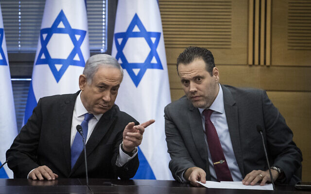 Le Premier ministre Benjamin Netanyahu et le député du Likud Miki Zohar (à droite) à la Knesset, à Jérusalem, le 20 novembre 2019. (Crédit : Hadas Parush/Flash90) Le Premier ministre Benjamin Netanyahu et le député du Likud Miki Zohar (à droite) à la Knesset, à Jérusalem, le 20 novembre 2019. (Crédit : Hadas Parush/Flash90)