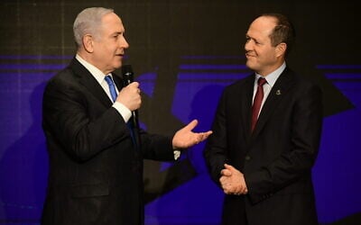 Le Premier ministre Benjamin Netanyahu et le député du Likud Nir Barkat (à droite), lors d'un événement de campagne, à Tel Aviv, le 16 février 2020. (Crédit : Tomer Neuberg/Flash90) Le Premier ministre Benjamin Netanyahu et le député du Likud Nir Barkat (à droite), lors d'un événement de campagne, à Tel Aviv, le 16 février 2020. (Crédit : Tomer Neuberg/Flash90)