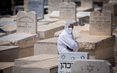 Photo d'illustration : Le cimetière  Har HaMenuchot à Jérusalem, le 13 avril 2020. (Crédit :  Yonatan Sindel/Flash90)