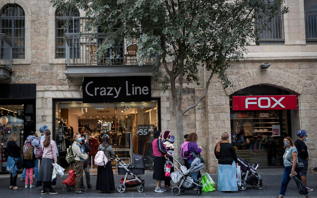 Des Israéliens font la queue devant des magasins de Jérusalem après que ceux-ci ont été autorisés à rouvrir à la suite d'un confinement national en raison de l'épidémie de coronavirus, le 8 novembre 2020. (Crédit : Yonatan Sindel/Flash90) Des Israéliens font la queue devant des magasins de Jérusalem après que ceux-ci ont été autorisés à rouvrir à la suite d'un confinement national en raison de l'épidémie de coronavirus, le 8 novembre 2020. (Crédit : Yonatan Sindel/Flash90)