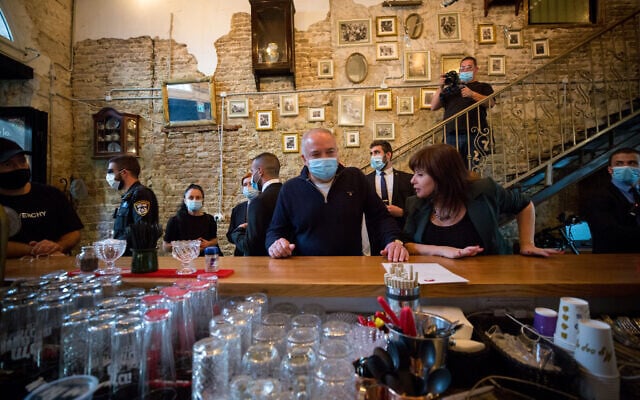 Avigdor Liberman, leader d'Yisrael Beytenu, visite le marché Hacarmel de Tel Aviv, le 23 novembre 2020 (Crédit : Miriam Alster / Flash90) Avigdor Liberman, leader d'Yisrael Beytenu, visite le marché Hacarmel de Tel Aviv, le 23 novembre 2020 (Crédit : Miriam Alster / Flash90)